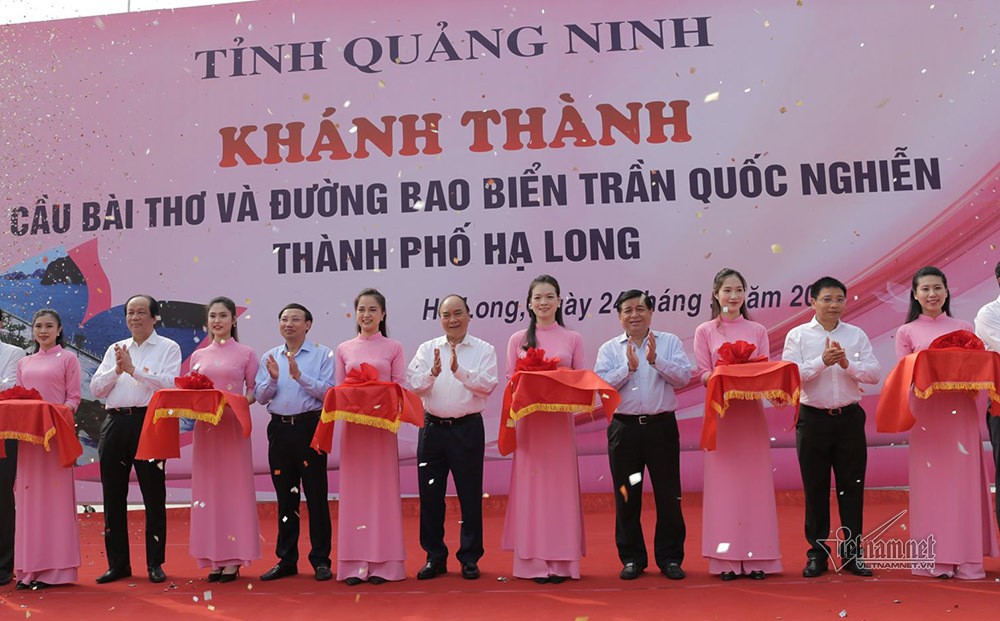 Thủ tướng Nguyễn Xuân Phúc cắt băng khánh thành cầu Bài Thơ và đường bao biển Trần Quốc Nghiễn